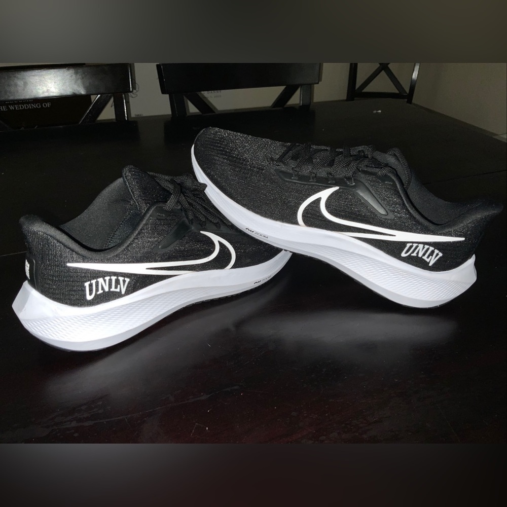 Nike air zoom Pegasus 39 black and white. UNLV edition